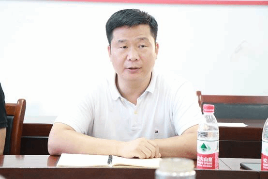 桌子前的人中度可信度描述已自動生成